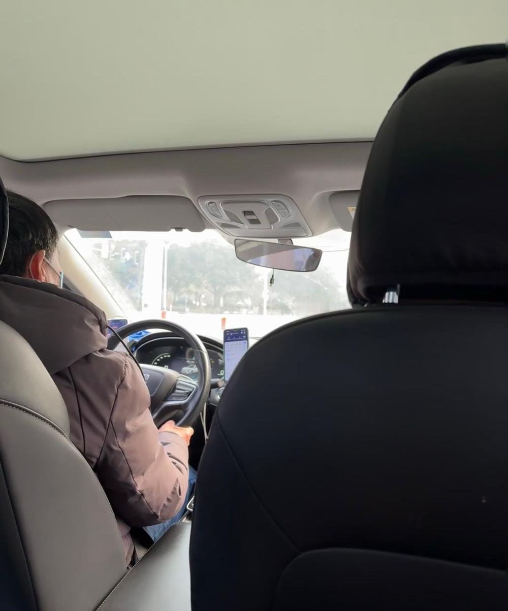 前阵子拼车遇上的师傅说得实在：“早几年接单像捡钱，现在等单能等得犯困。”他手机里