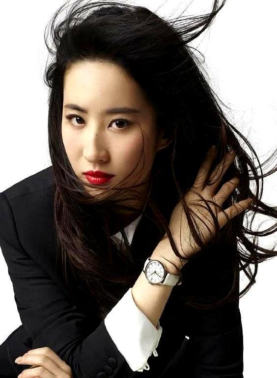 她785天没进组拍戏了，片酬一分不降。多个顶级项目找上门，剧本递了一摞。但