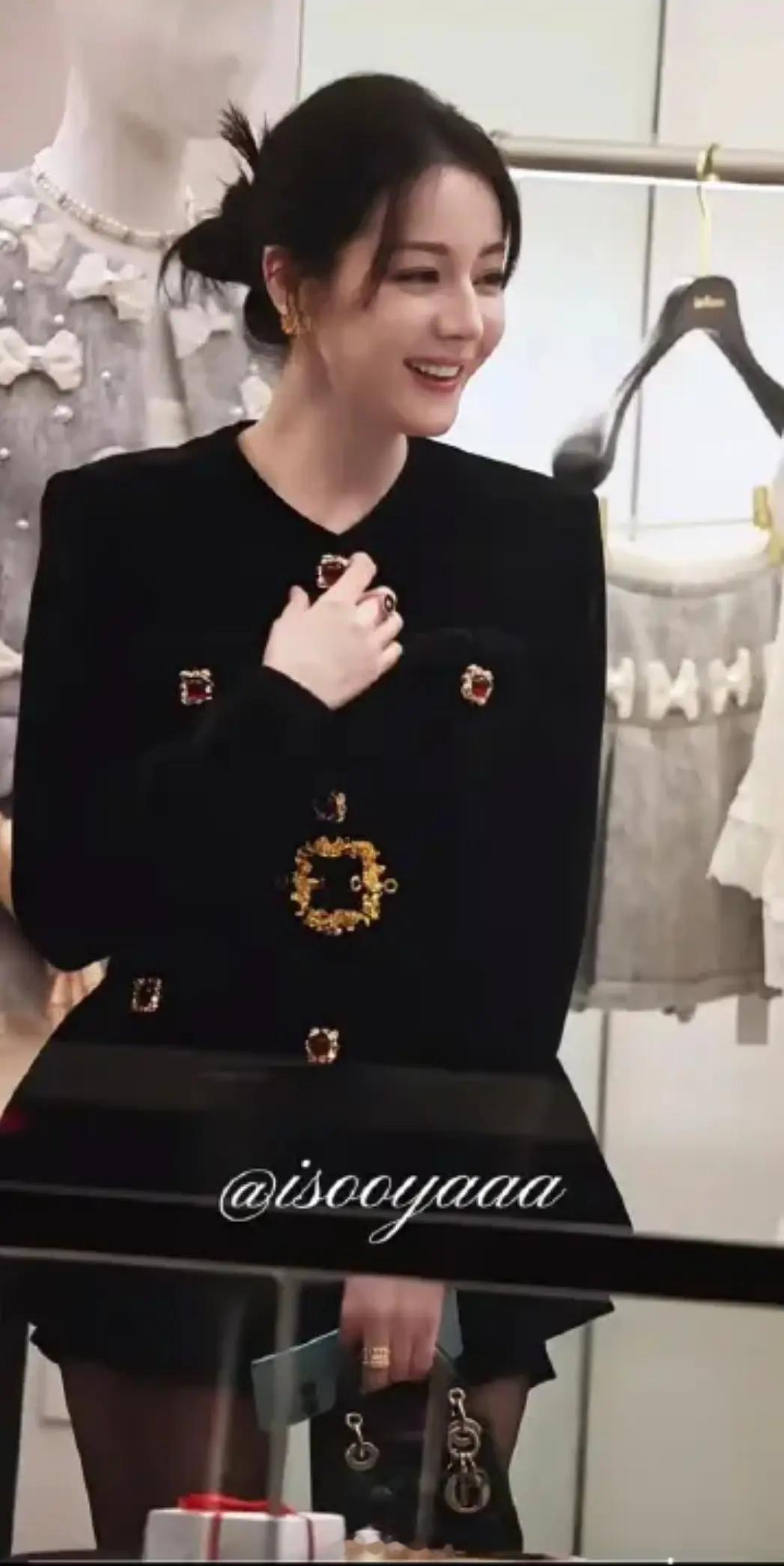 之前就劝了迪丽热巴非常多次，她拍现代剧要比古装出彩，不管是妆容还是造型优势很大，