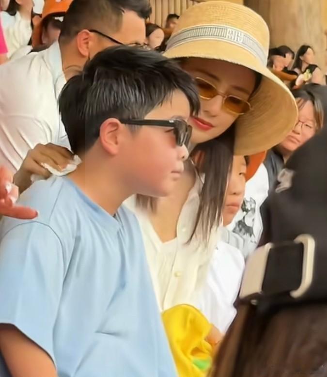 佟丽娅带10岁儿子看演出，儿子热得小脸通红，她全程擦汗顾不上自己？​​​