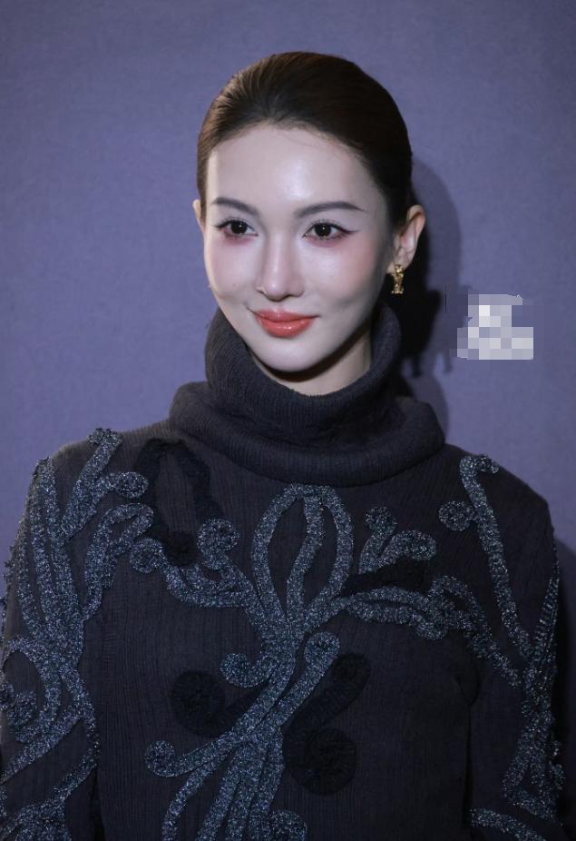 金晨把前几天的变化归结为自己化妆失败其实不管她承不承认，都改变不了大家认为她d