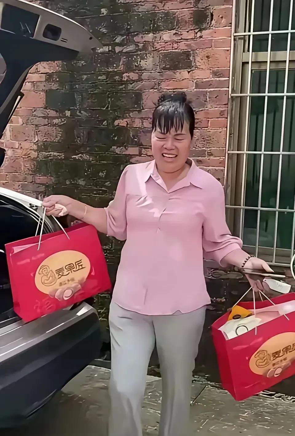 全红婵的妈妈，现在也豪横起来了！以前全红婵的妈妈穿衣服很随便，主打一个有啥穿啥