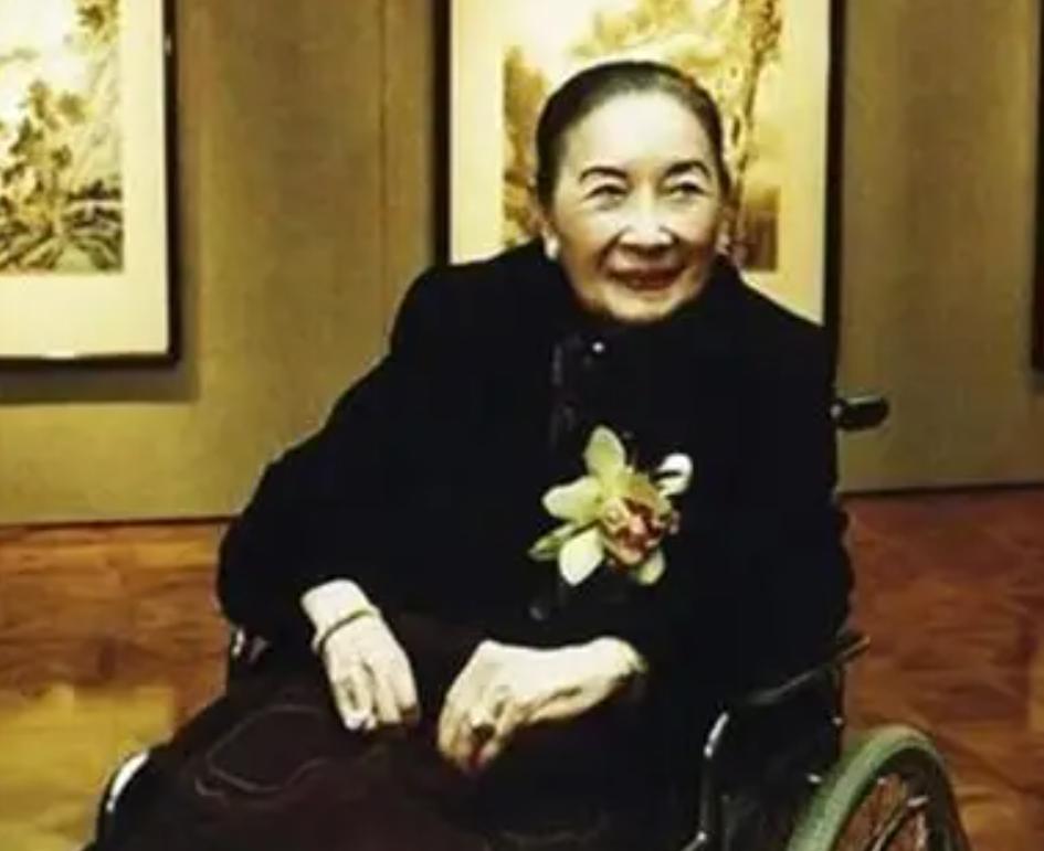宋美龄的晚年习惯有多特别？身边人回忆：灌肠通便、报纸画眉...2003年1