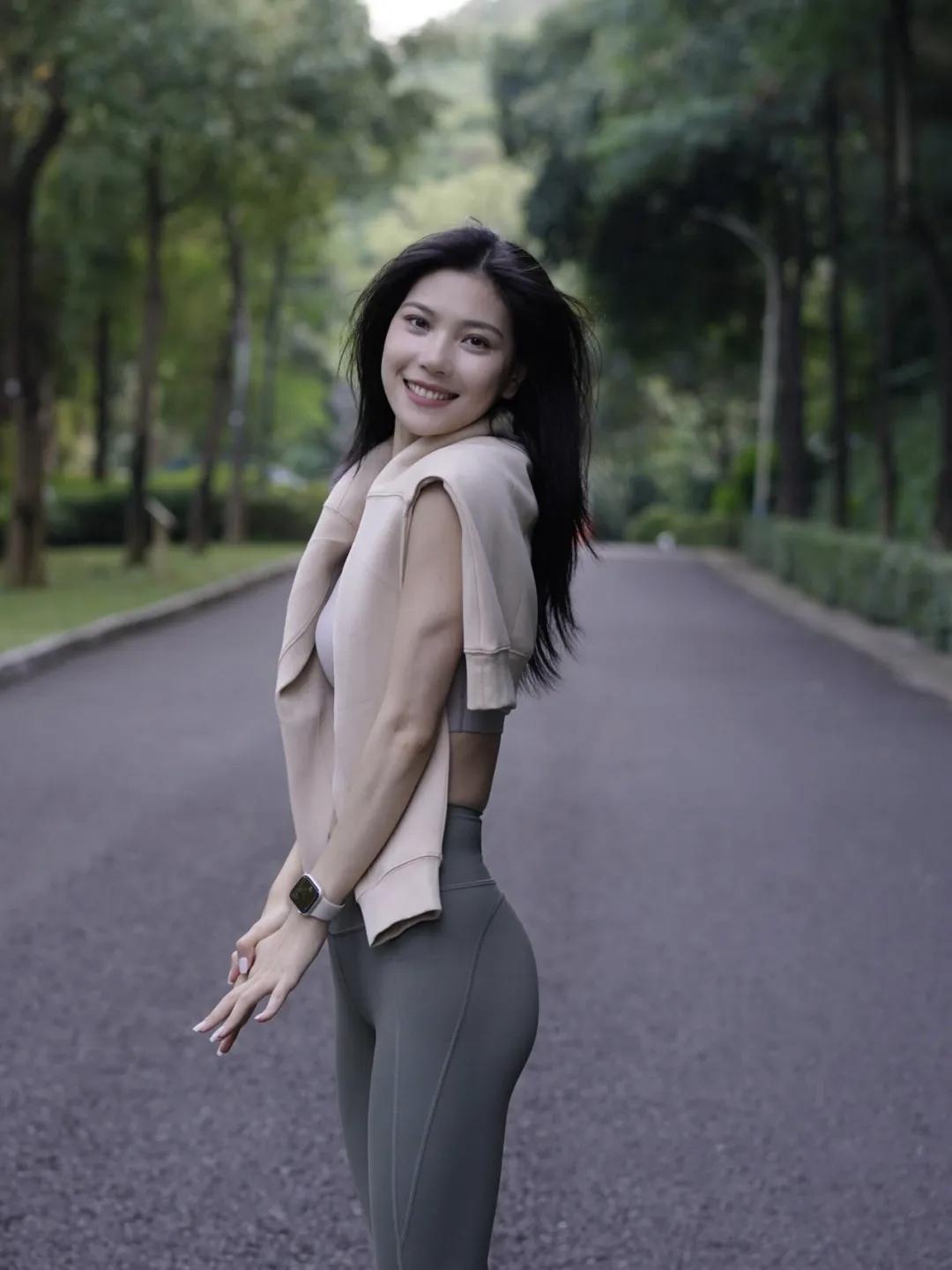 女生怎么拍出自然而且漂亮的照片于山林之间，锻炼，展示健美优雅的身材自然美少女自拍