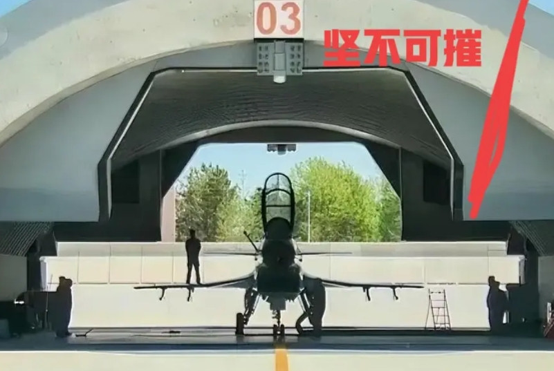 俄罗斯大量轰炸机被摧毁，乌克兰无人机立大功了。不过这也就是俄罗斯，放在东大面前，