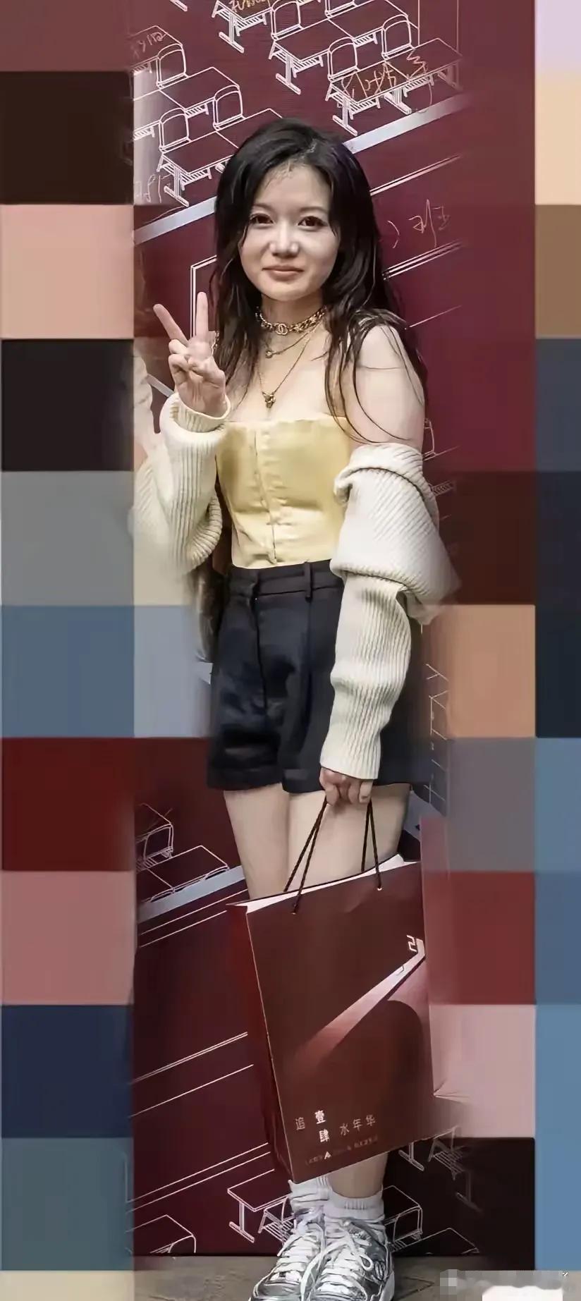 都说董袭莹身为名门贵女却莫名风尘低俗，其实纵观董袭莹上上下下，拉低她档次的是她的