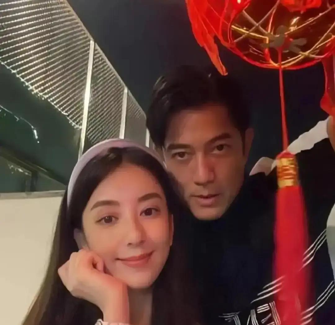 郭富城天王嫂方媛，居然在超市为三块钱的折扣菜讨价还价？这画面敢信？都说豪门深