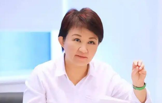 台中市长卢秀燕正式宣布，6月23日，针对台中市敬老爱心卡遭多数市民抨击不好用