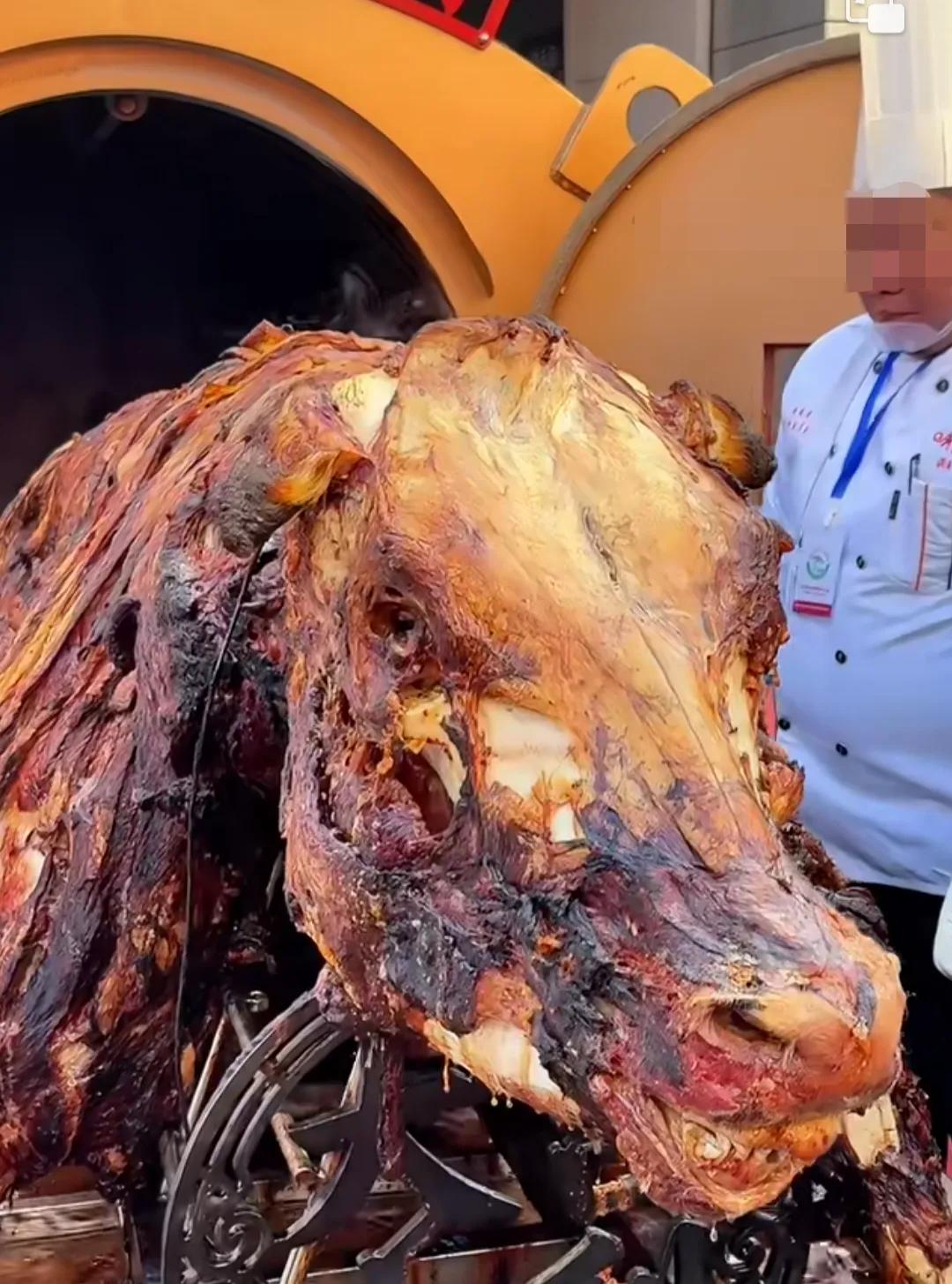 29888.888元！1600斤的烤全牛！说是大吉大利，鸿运当头我咋感觉有