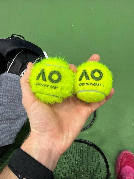 布勃利克发文吐槽网球质量“来自大满贯赛事的高品质网球。练了五分钟的切削球。就这