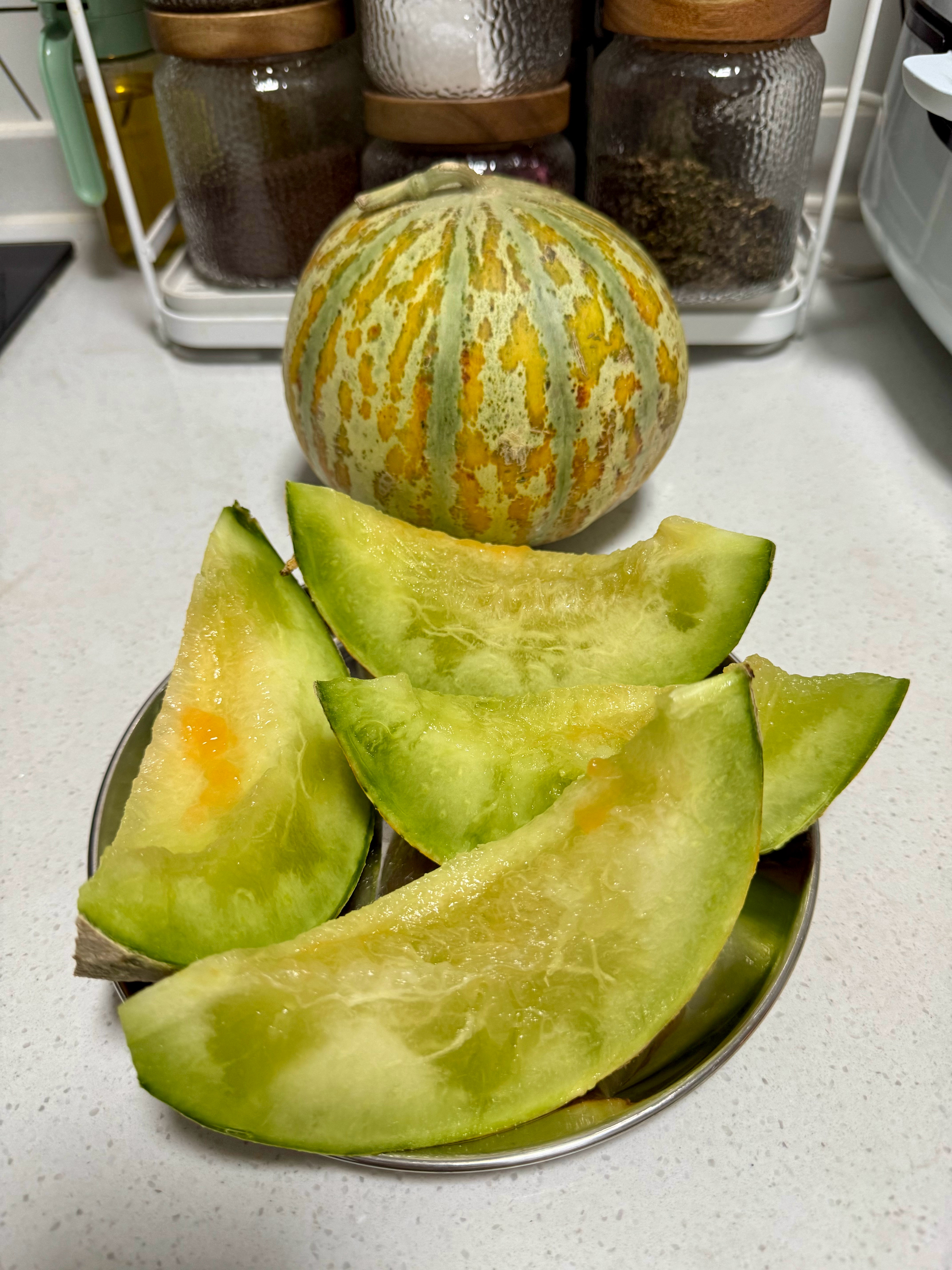 新疆是有点东西的。网上随便冲浪的时候看到一种新疆的瓜。没见过，没吃过，说是原来只