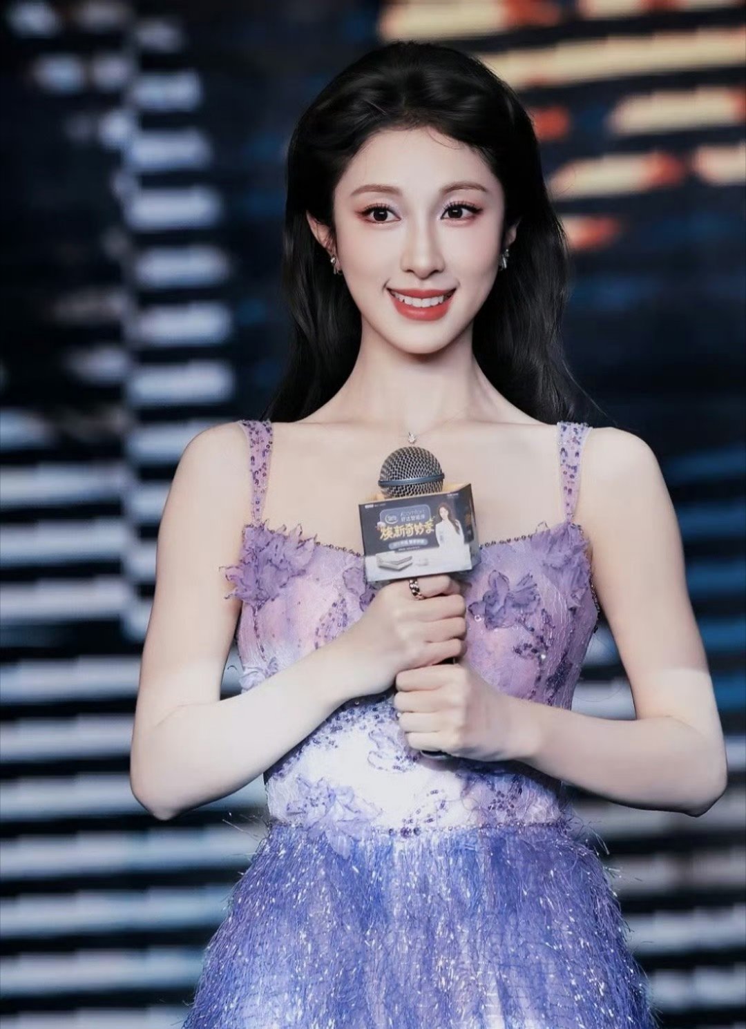 哈哈哈哈还和自己合上照了张小婉婉婉你是个可爱美丽惊艳众人的