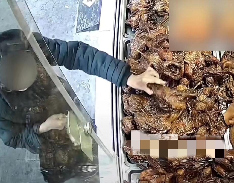 十几年的老顾客突然偷了一只鸭腿，老板心中五味杂陈！12月1日，湖北荆门一女子趁3