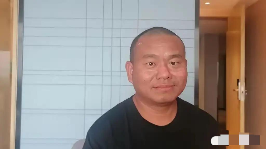 广西有个39岁的商人叫秦剑平，5月底去广东出差，完事了想着顺路去海南海口玩一趟。