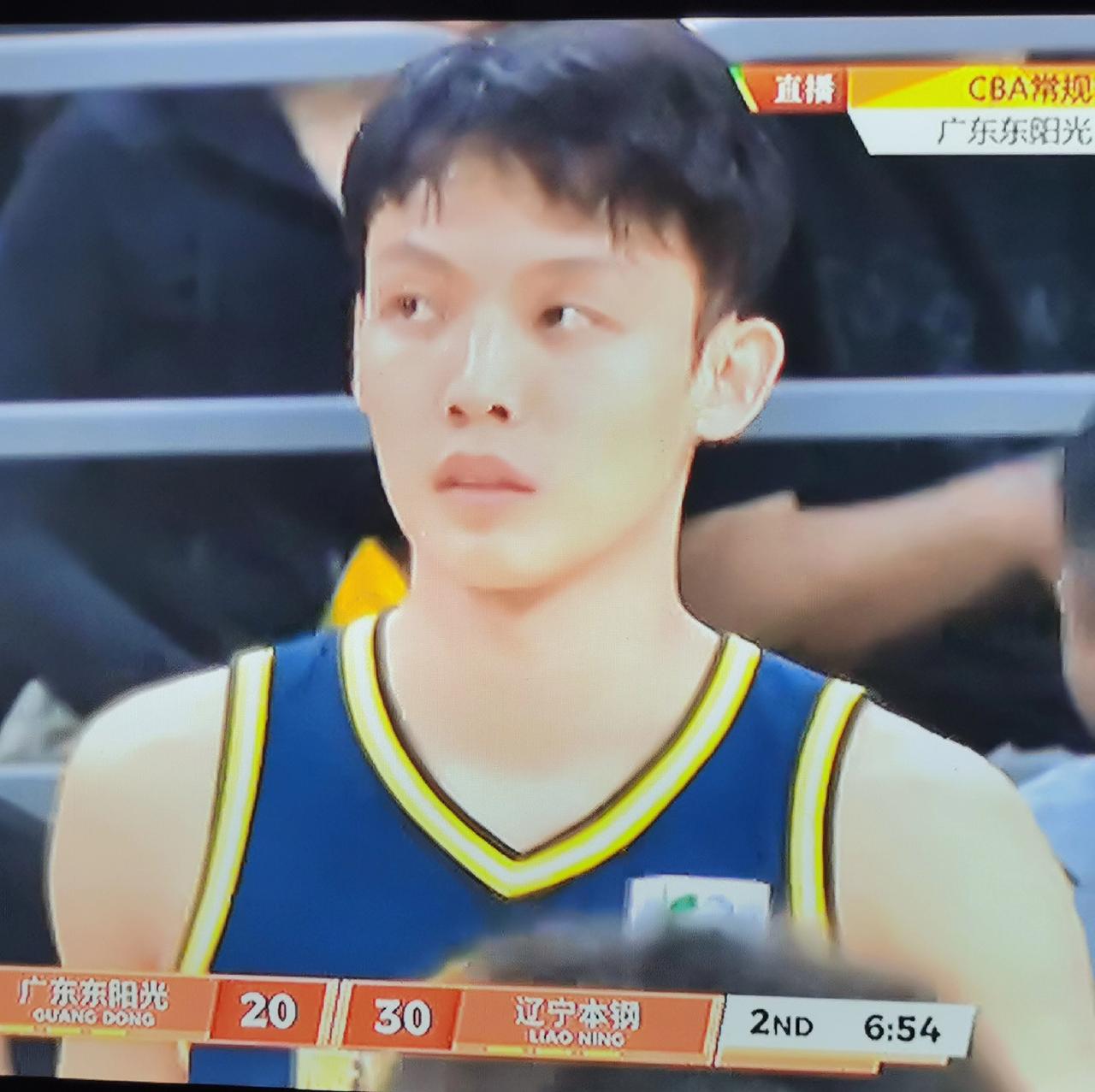 昨晚广东队惨败给辽宁队验出两大硬伤。从杜锋的摇头与微笑中，能看出他的无奈。昨晚