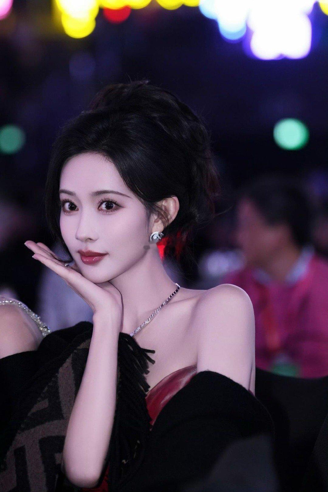 孟子义尖叫之夜撅嘴镜头孟姐的撅嘴是点睛之笔！让红裙造型在明艳中多了份灵动，魅力