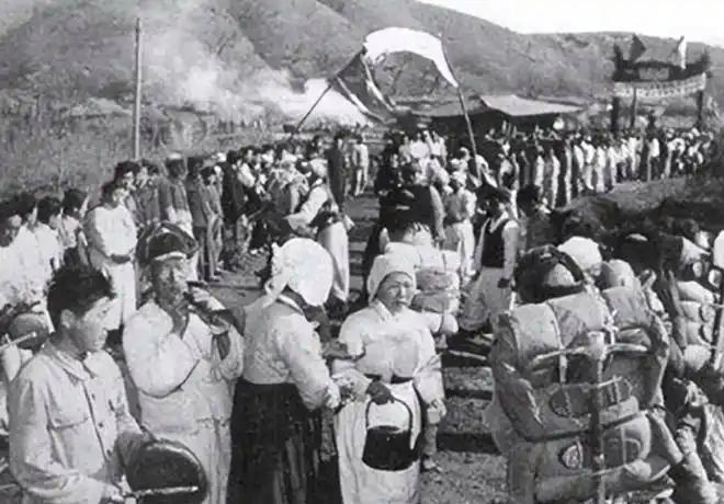 1958年10月，志愿军最后一批准备离开朝鲜，军列汽笛压住人群哭声，队伍清点完，