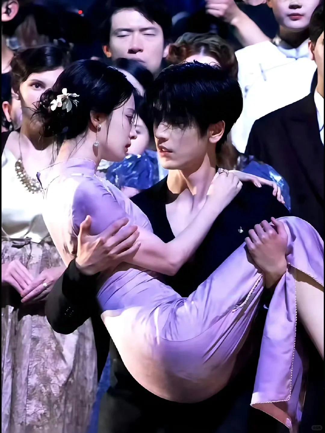 张凌赫简直就是百搭体质呀！《这一秒过火》里他的眼神戏绝了，爱了爱了。在这部剧里，