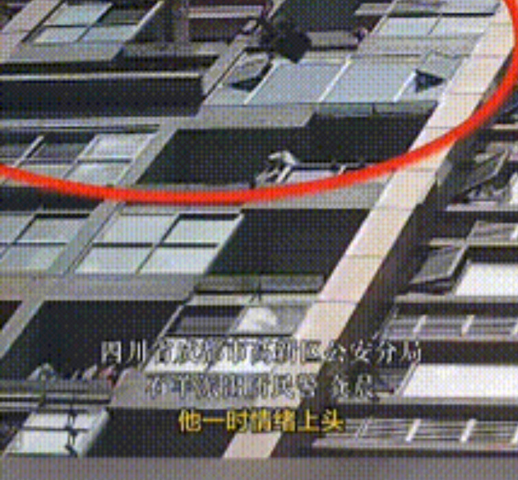 “啪”的一声巨响！四川成都，几位大叔在小区楼下坐着聊天，突然听见“啪”的一声响，
