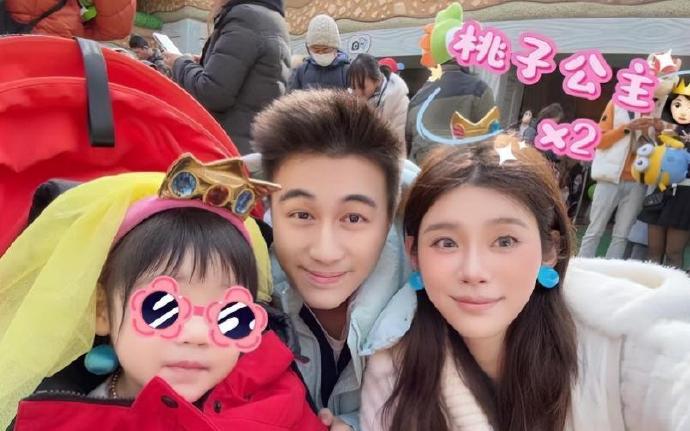 何超欣晒圣诞合照！奚梦瑶携婆婆穿红衣同框，超大豪宅挑高设计太吸睛​​​