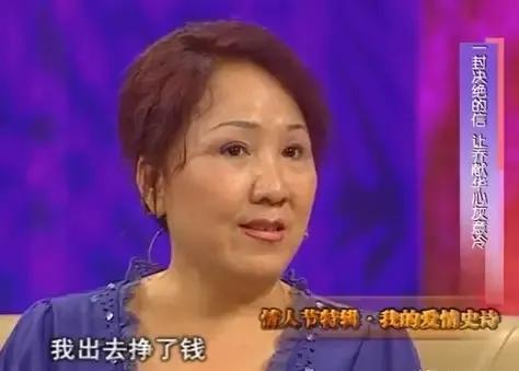 1972年，泥瓦匠张复生迎娶了女知青乔献华。新婚夜，他发现妻子的腰很粗，面对他的