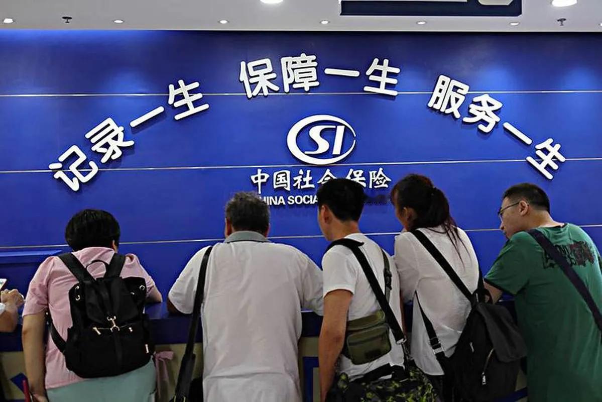 社保这事，真不是你想“自愿”就能了事的了 上海一家面馆的王老板，看着电脑屏幕