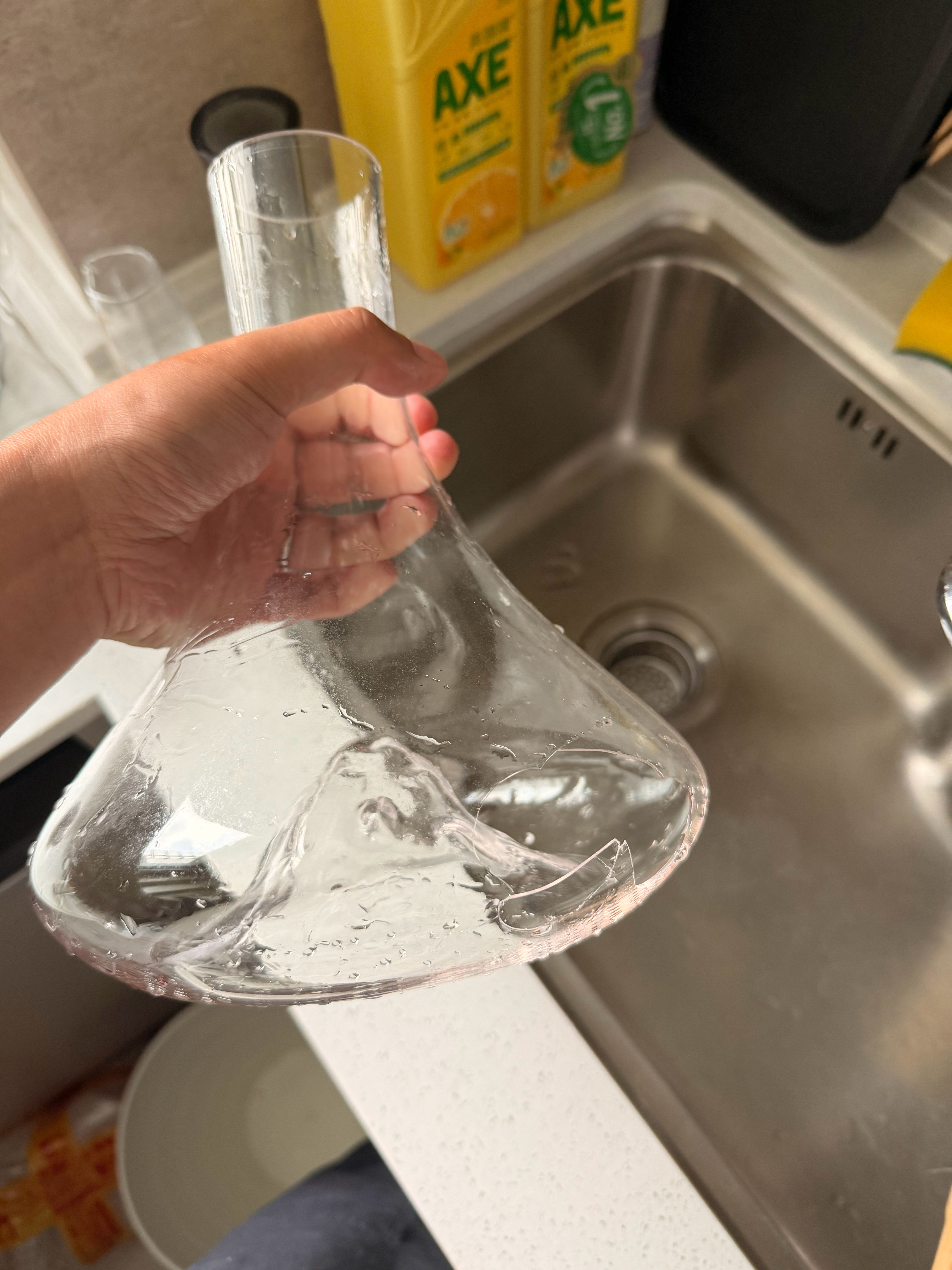 早上起来说洗醒酒器，一个没注意磕到水槽上碎了。。。。这玩意这么脆弱吗