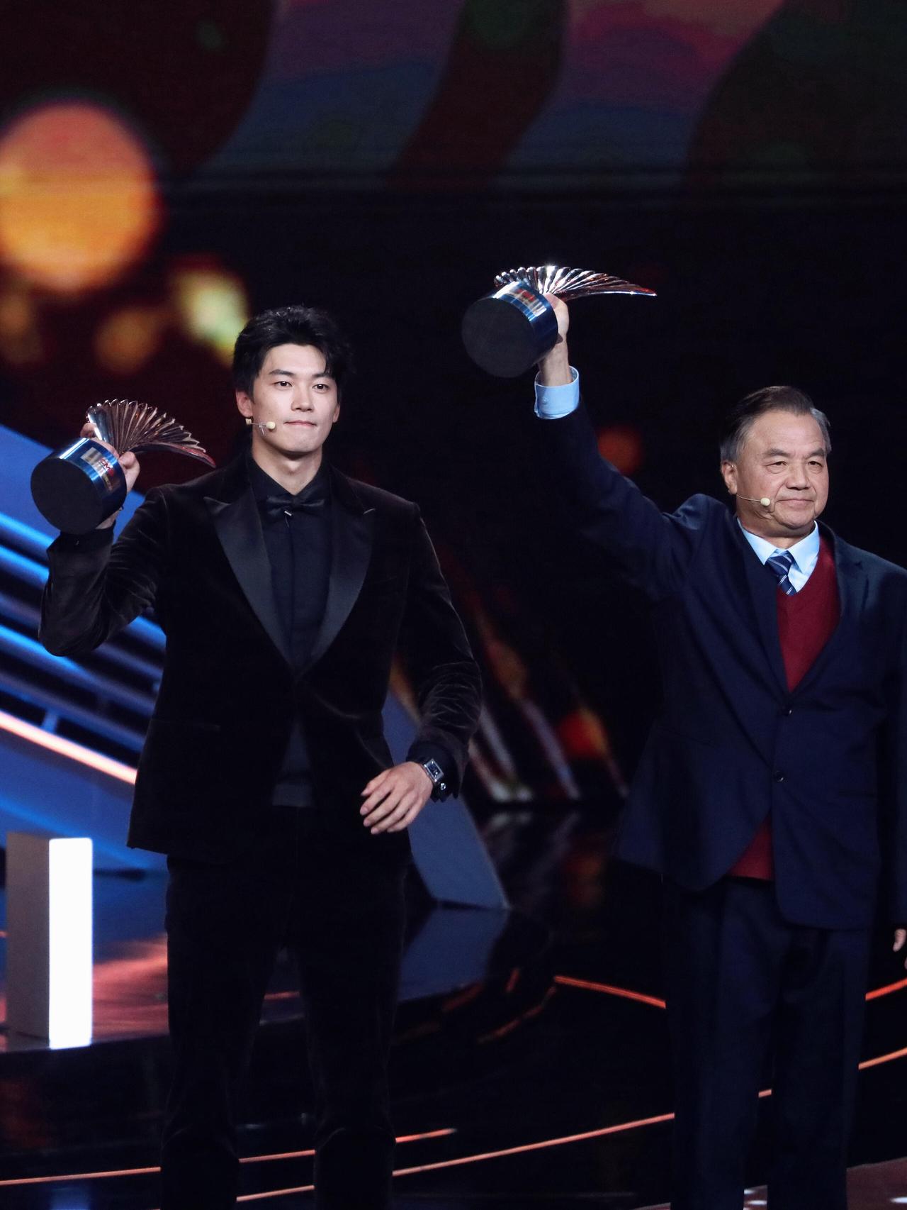 汪顺和他的教练一起领奖，师徒俩被认可，被奖励，一起举着奖杯🏆！这才是真实力，