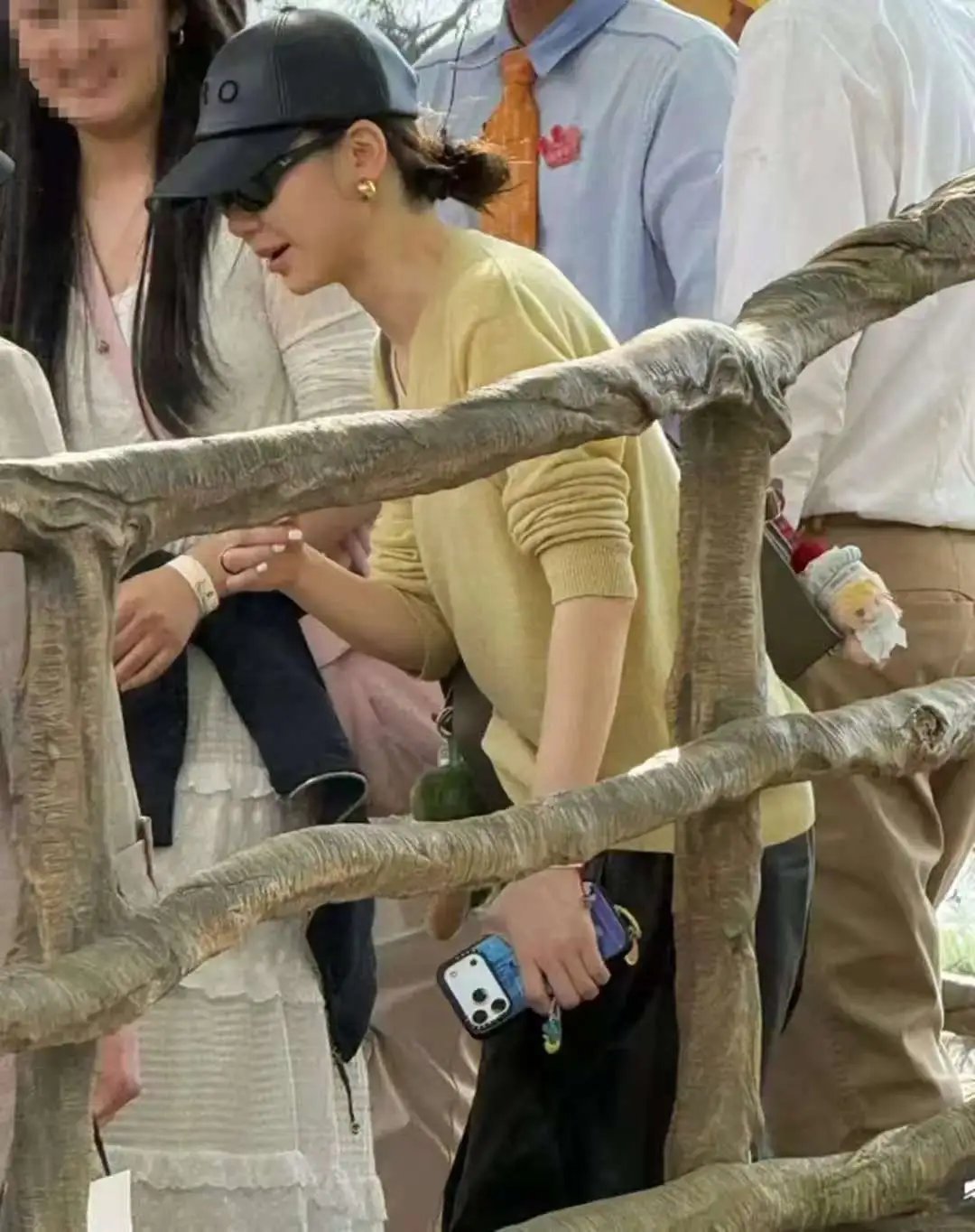 戚薇3岁儿子近照有网友在北京的泡泡玛特城市乐园偶遇了戚薇和儿子，母子俩人很低调，