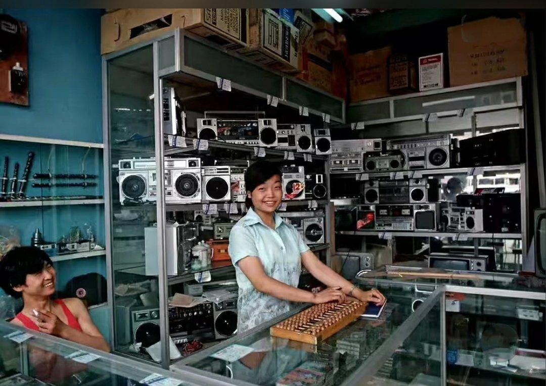 每个场景都似曾相识。图二是我妈妈年轻时工作的照片。在我还小的时候，妈妈是农机站三