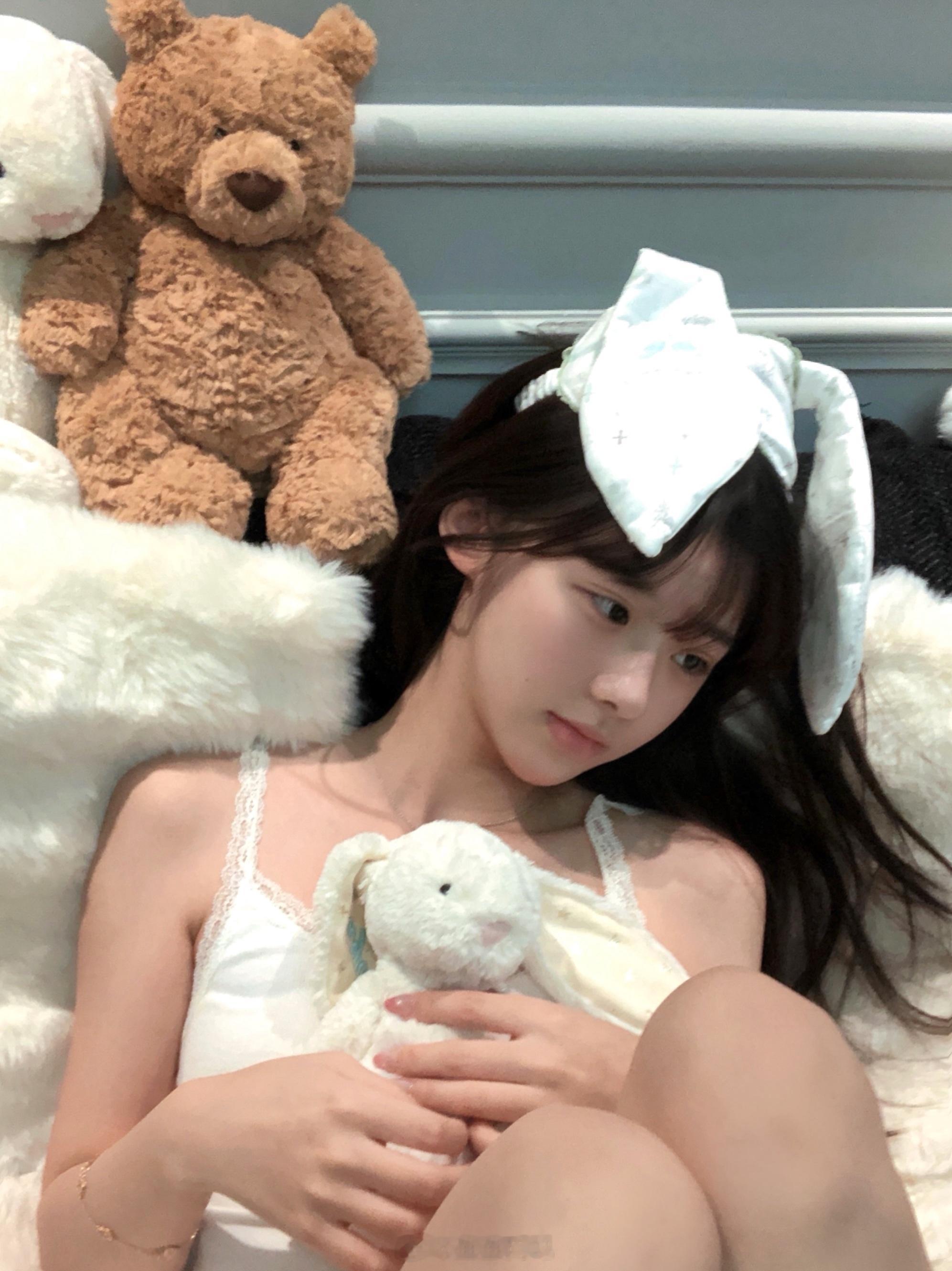 这个世界上一定会有一个人爱我爱我素颜憔悴的皮肤凌乱的头发明显的黑眼圈杂乱