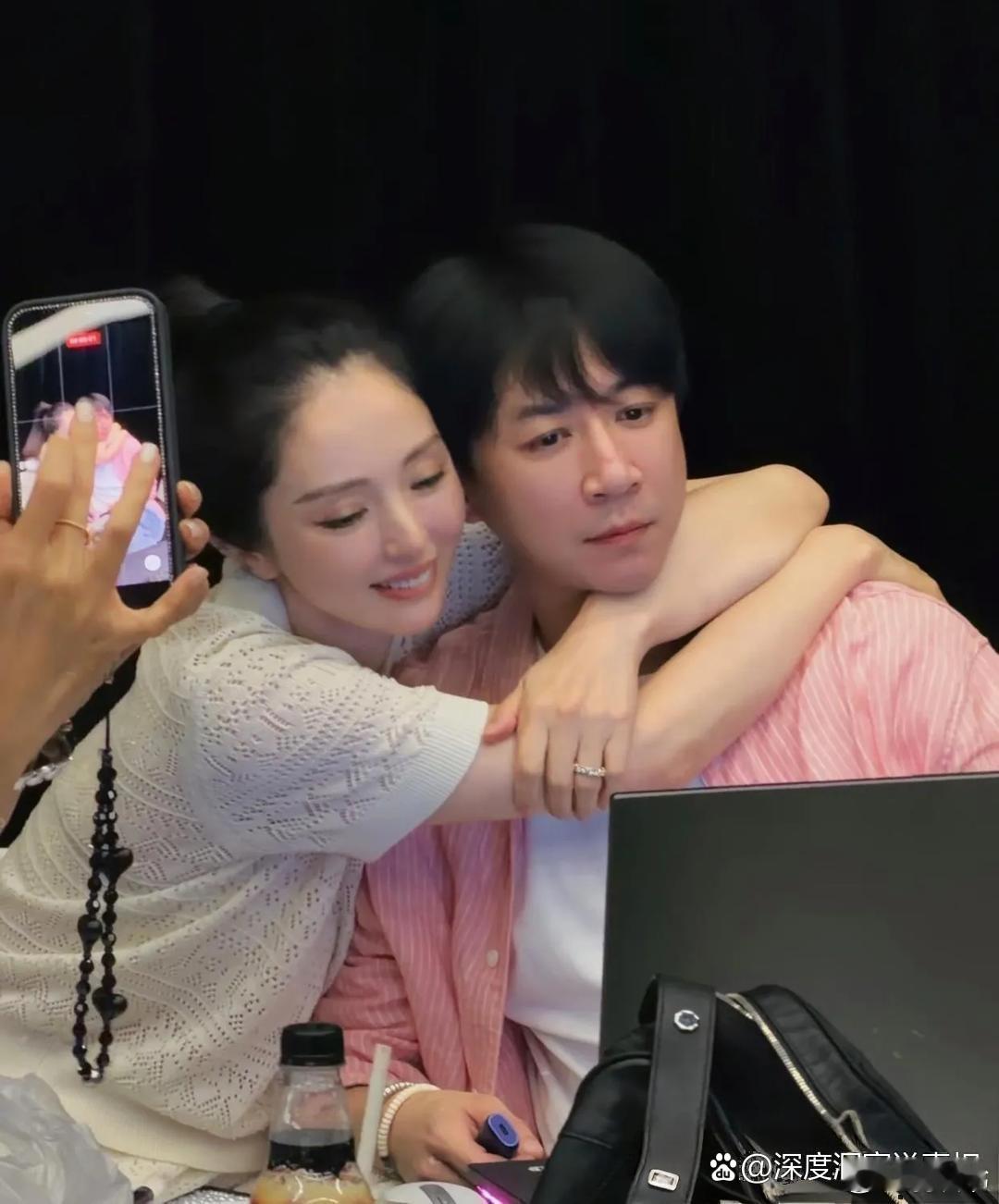 47岁的董璇专门来给老公张维伊的舞台剧捧场。后台抓拍的合照超有氛围感，董璇伸手