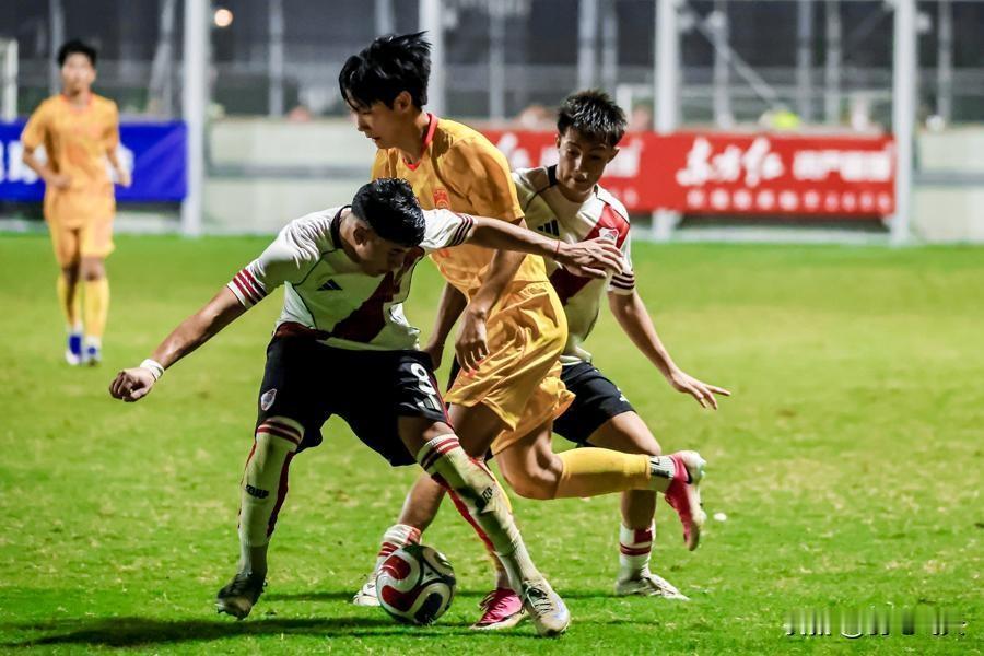 浮嶋敏的神来之笔北京时间8月7日晚，上海明日之星冠军杯半决赛，U17国足迎战U