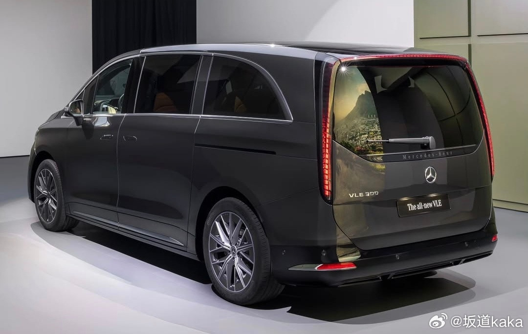 奔驰VLE，侧后方设计确实好看，比例和线条都无可挑剔你会发现在MPV很难整花活