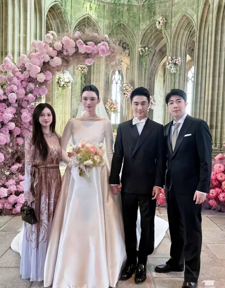 男方努力穿内增高，做高发型，也只能跟女方看起来差不多高
