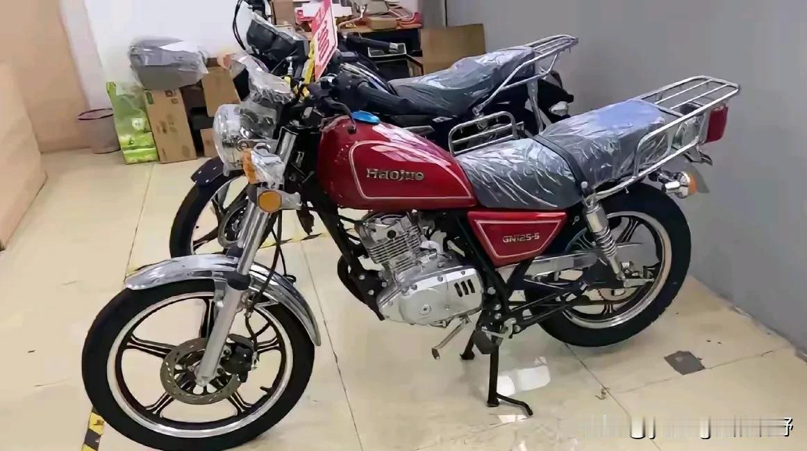 这款豪爵125摩托车在我们那边叫仿太子摩托，这款摩托车与之前其他的125排量的摩