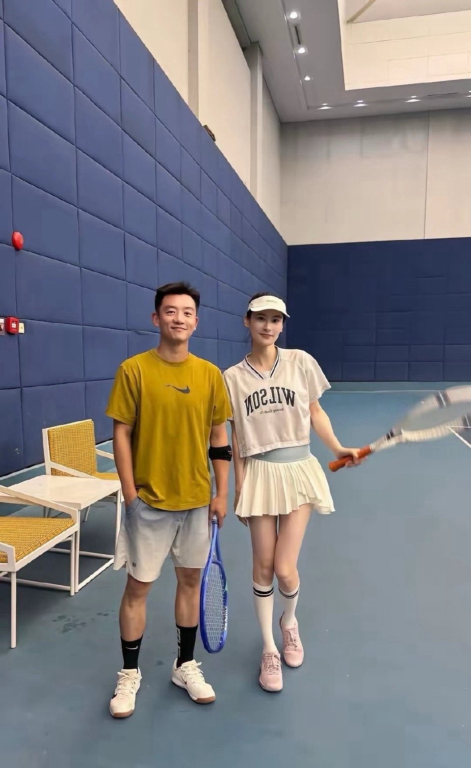 郑恺人是帅的，就是个子不算高，同款袜子看出小腿长度…现在的男明星好像都不是很高[
