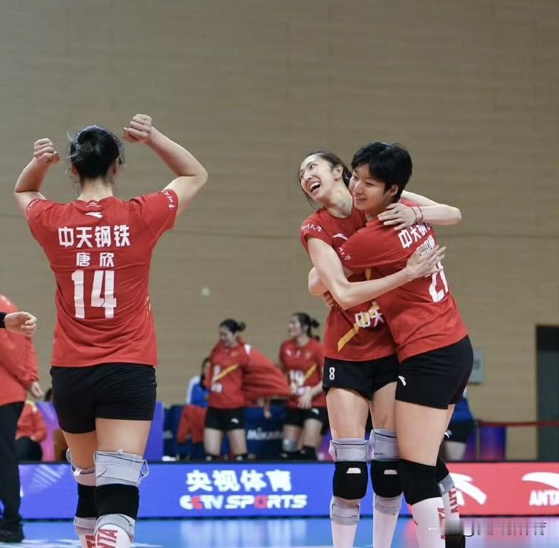 好姐妹就要有福同享，有难同当！吴梦洁在中国女排联赛当牛做马，庄宇珊在意甲联赛当牛