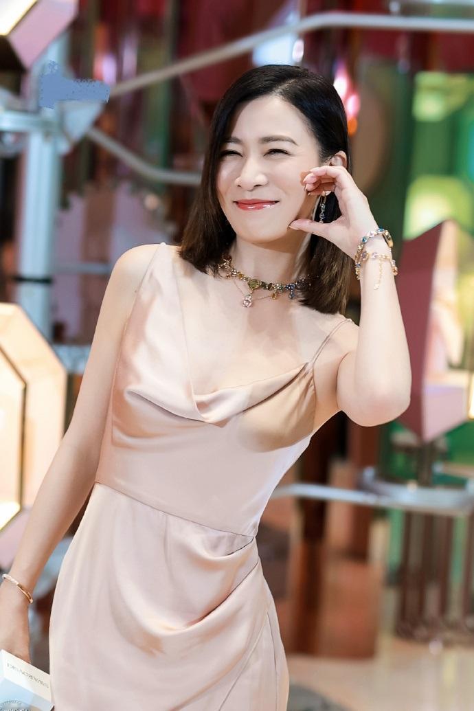 最近佘诗曼在出席时尚活动的时候搭配了一身珊瑚色的裙子，看起来年轻又迷人。佘诗