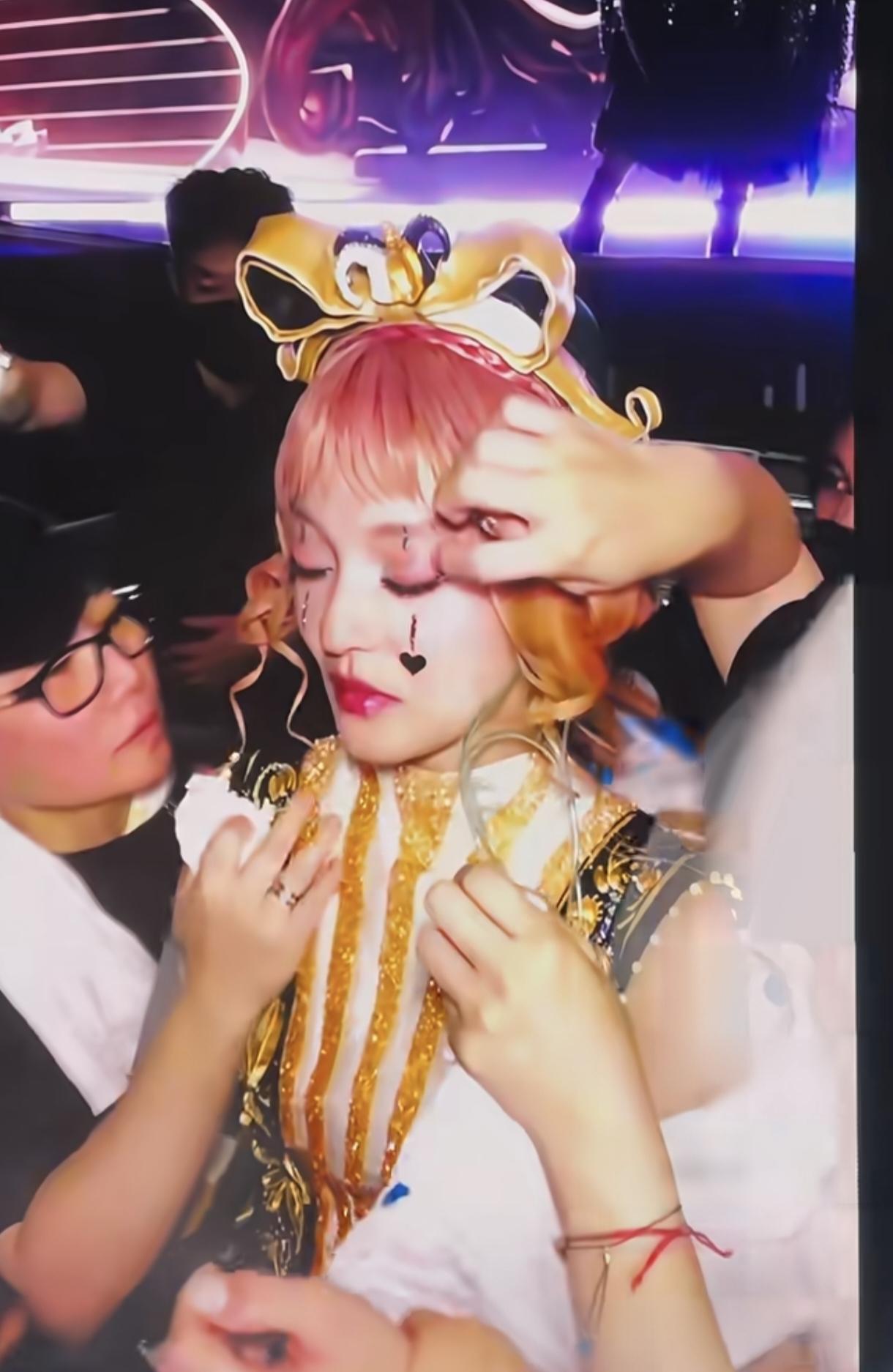 内娱最不理解的女明星就是张韶涵，明明不缺钱，也不需要养父母，更没有孩子，却每