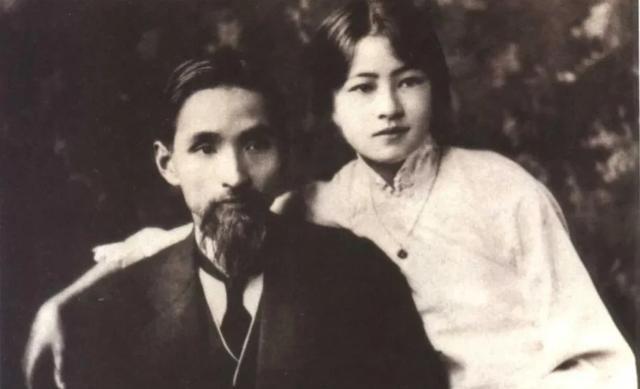 1915年，林徽因9岁时，父亲娶了个二房，母亲气得整天指桑骂槐，林徽因却说：＂父