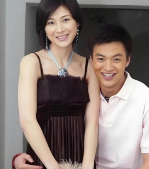 当年凭《亮剑》里温婉坚韧的“田雨”红遍全国的童蕾，本与相爱五年的周一围到了谈婚论
