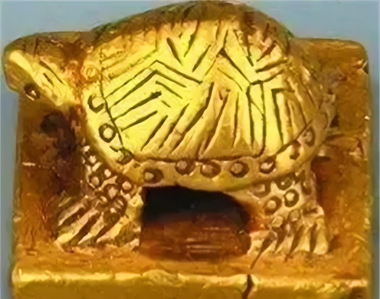 1977年，山东即墨一农民正在地里浇地。忽然水渠里闪过1条金色的鱼，他扑上去