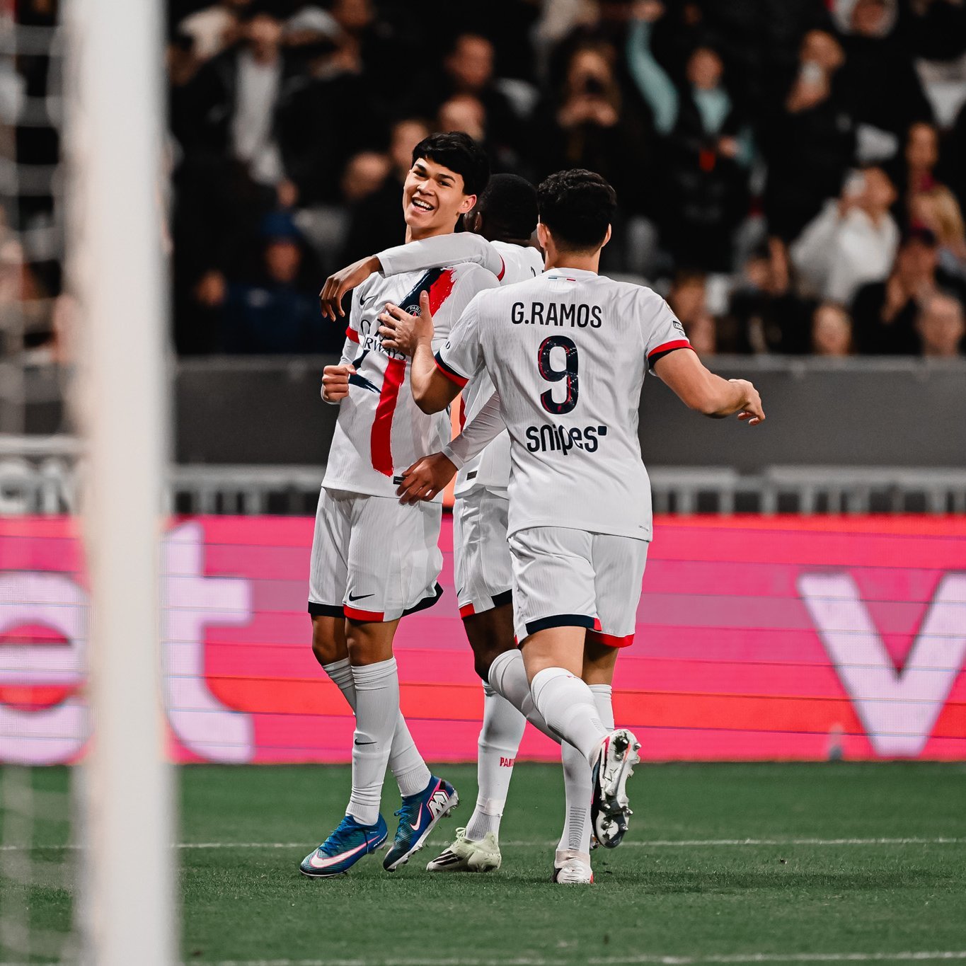 法甲谈及他打进巴黎生涯首球，德罗表示：“主教练给予了我信任。我一直在尽全力