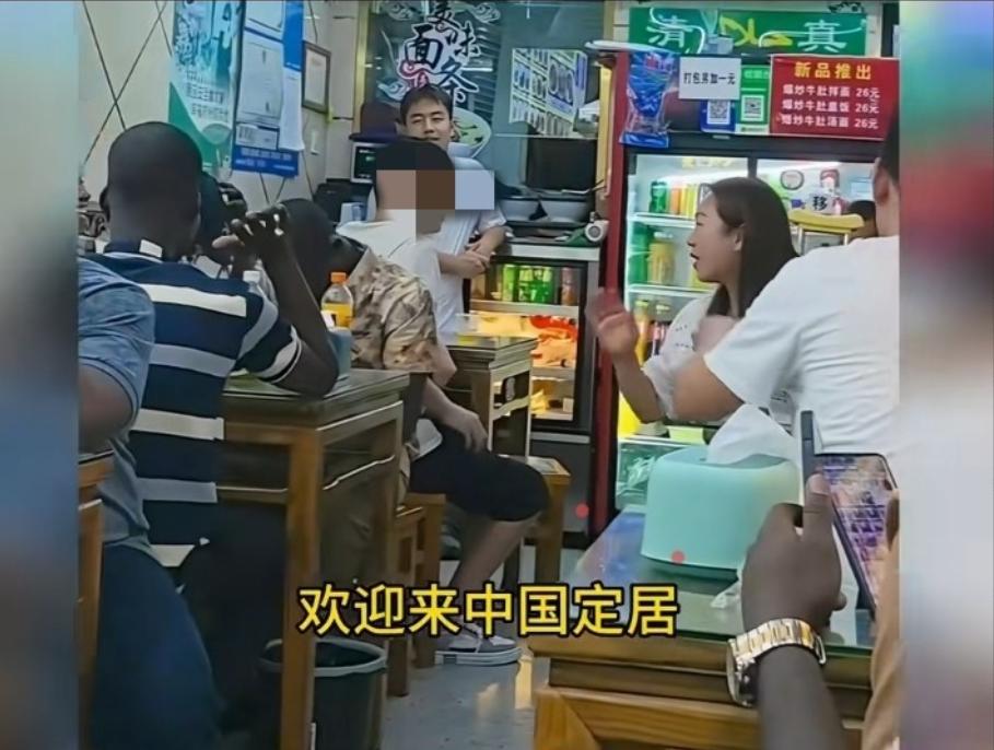 正值用餐时段，一中餐馆内，一大半坐的，都是黑人。一女子面对众多黑人，热情