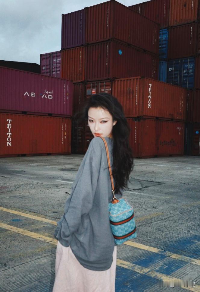 倪妮，这谁扛得住！倪妮生日照又刷屏了，那种冲击力隔着屏幕都能感受到，微熏感的