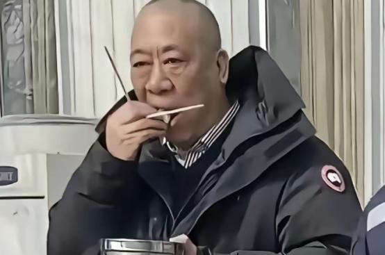 河南矿山崔培军这个⼈， 完全经不起细究， 因为仔细⼀查就会发现，他这个⼈