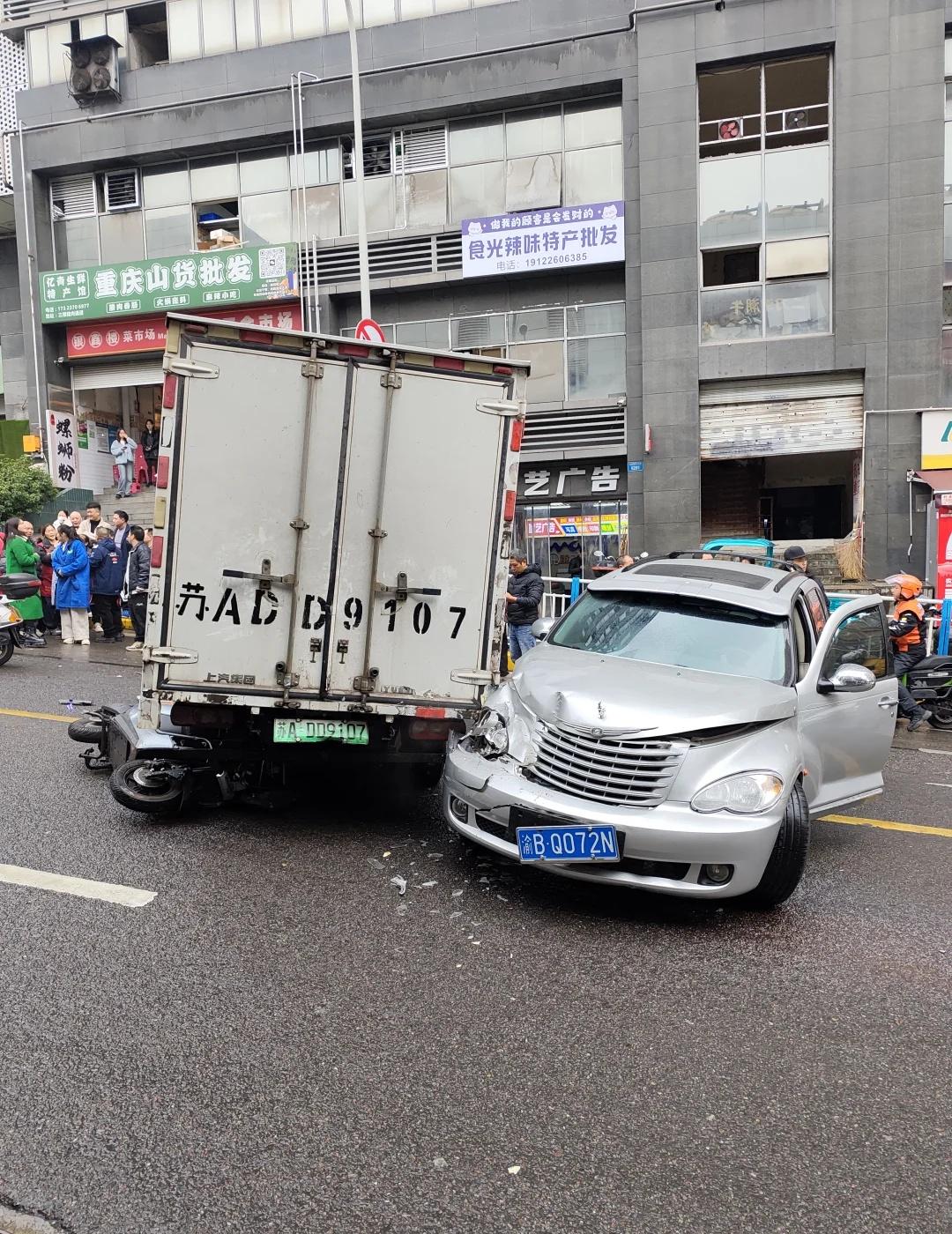 重庆观音桥银鑫楼门口发生车祸事件重庆观音桥银鑫楼菜市场门口车祸我也不知道是什
