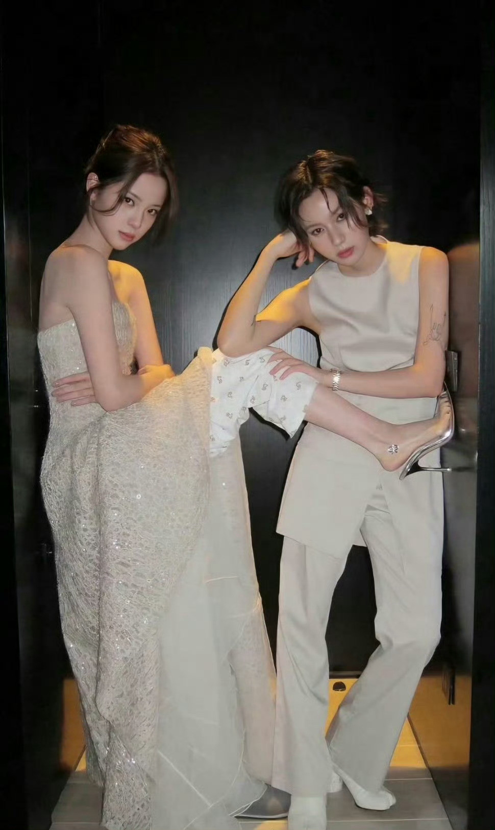 女明星都这么谨慎吗？欧阳娜娜和朋友拍照裙子里还穿睡裤