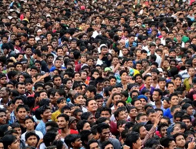 炸锅了！台湾岛内彻底乱了！4月13日这天，台湾政坛像被投了颗深水炸弹，整个岛